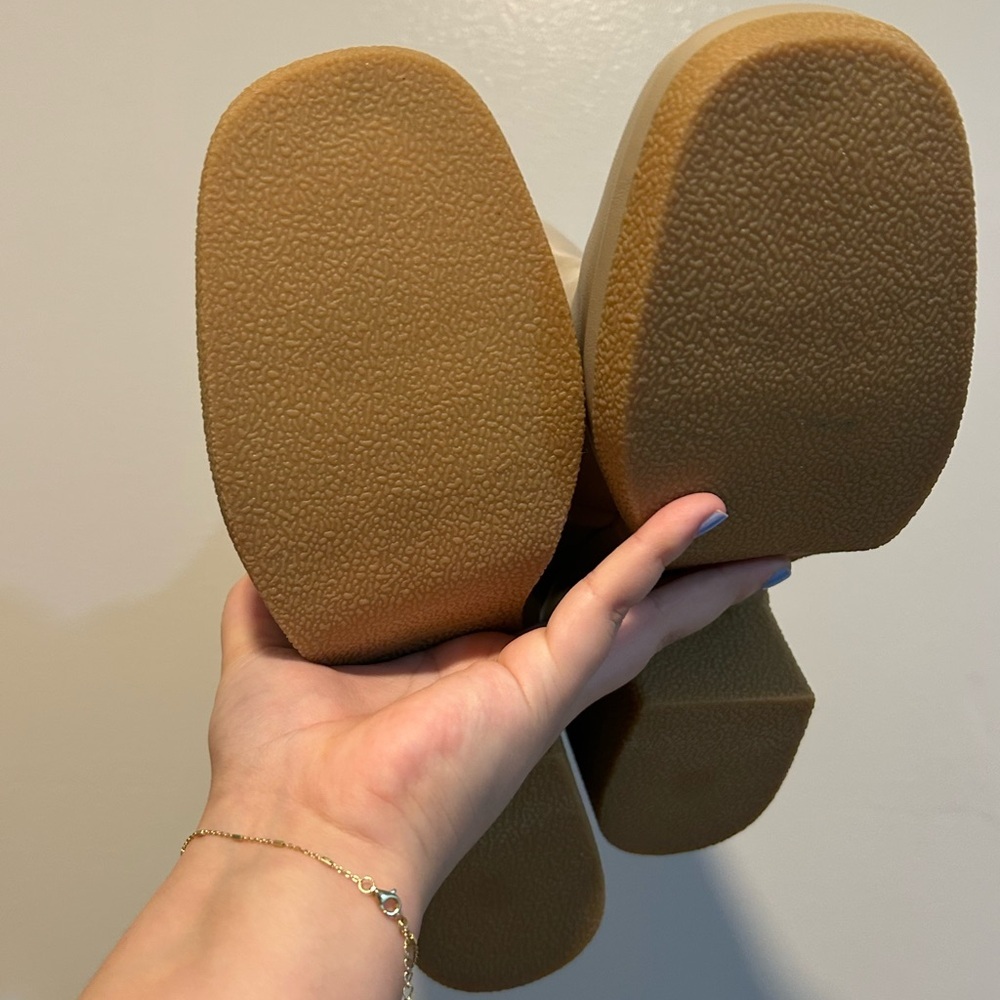 Amazon Essentials Beige Heeled Boots - Picture 4 of 5